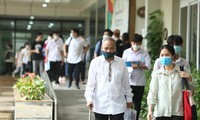 Thí sinh lớn tuổi nhất kỳ thi chống nạng rời điểm thi. Ảnh: Trọng Tài 