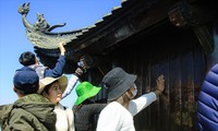 Người dân chà tiền cầu may tại lễ hội Xuân Yên Tử 2023. Ảnh: TRỌNG TÀI 