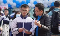 Thí sinh tìm hiểu thông tin tuyển sinh đại học 2023. Ảnh: Hoài Thương