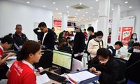 Khách hàng đến chuẩn hóa thông tin thuê bao tại điểm giao dịch của Viettel ở Hà Nội. Ảnh: Như Ý