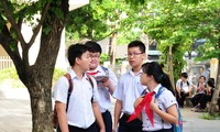 Thầy cô và cha mẹ đồng hành cùng con để học sinh tới trường an toàn, nhiều niềm vui. Ảnh: Thanh Trần