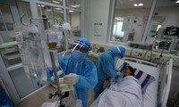 Chăm sóc, điều trị bệnh nhân COVID-19. Ảnh: Hoàng Mạnh Thắng