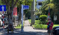 “Cò” chào mời vé quanh khu vực Nhà hát Trưng Vương. Ảnh: Thái Lâm