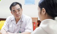 Bác sĩ Ngô Anh Vinh tư vấn cho bệnh nhi bị bạo lực học đường