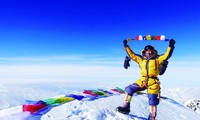 Temba Bhote cùng Nguyễn Mạnh Duy - trên đỉnh Merapeak 4/2023