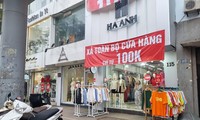 Cửa hàng treo biển giảm giá trên phố Chùa Bộc (Đống Đa, Hà Nội). Ảnh: Ngọc Mai