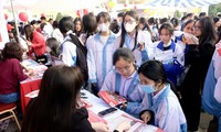 Thí sinh bắt đầu tìm hiểu thông tin tuyển sinh năm 2024. Ảnh: Diệp An