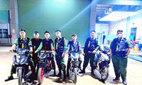 Nhóm bạn trẻ thức đêm hỗ trợ người đi đường gặp sự cố