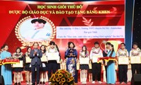Dịp tổng kết năm học, nhiều học sinh được khen thưởng
