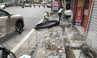 Vỉa hè phố Bạch Mai (Hai Bà Trưng, Hà Nội) bị đào xới để hạ ngầm đường ống nước, dù mới hoàn thiện cải tạo chưa lâu. Ảnh: Trường Phong