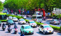 Xe taxi điện lưu thông trên đường phố Hà Nội
