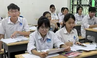 Học sinh lớp 12 tranh thủ thời gian ôn tập kiến thức trước kì thi tốt nghiệp THPT diễn ra ngày 26 - 27/6 tới. Ảnh: NGHIÊM HUÊ