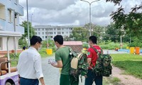 Cứ vịn tay em mà đứng dậy