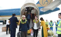 Giao thông giáp Tết: Giá vé máy bay &apos;sốt&apos; từng ngày 