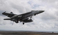 Một chiếc F/A-18E Super Hornet cất cánh từ tàu sây bay USS Theodore Roosevelt ngày 5/4Ảnh: US Navy