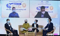 Các diễn giả từ trái qua: chuyên gia tâm lý Đinh Đoàn; TS Khuất Thu Hồng chia sẻtại diễn đàn. Ảnh: Xuân Tùng 