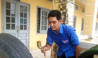 Công Hậu, Phó Chủ nhiệm CLB Kỹ năng huyện Lấp Vò (tỉnh Đồng Tháp) xây dựng điểm vui chơi thiếu nhi tại xã đảo ở huyện Kiên Hải, tỉnh Kiên GiangẢnh: NVCC 