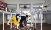 Thầy cô trường Tiểu học Trà Leng (Quảng Nam) dọn dẹp lại đống bùn đất do mưa lũ sạt lở tràn vào ảnh: H.Văn