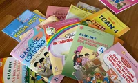 Gánh nặng giá sách giáo khoa: Phụ huynh &apos;kêu trời&apos;