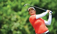 Thảo My (ảnh 1) và Khuê Minh (2) trên sân golf