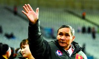 HLV Mai Đức Chung chào tạm biệt khán giả ở trận cuối gặp Hà Lan - Ảnh: Getty Images 