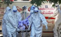 Các tình nguyện viên đưa thi thể một người qua đời vì COVID-19 ở bang Chin, Myanmar đi hoả táng Ảnh: AP 
