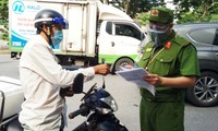 Tổ tuần tra kiểm tra giấy tờ của người đi đường 