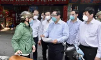 Thủ tướng Phạm Minh Chính xem giấy tờ của người tham gia giao thông tại quận Thanh Xuân, Hà Nội chiều 31/8 Ảnh: Nhật Minh 