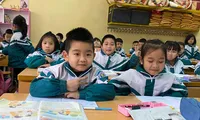 Nhiều phụ huynh đang lo lắng con học trực tuyến nhưng phải đến trường kiểm tra trực tiếp 