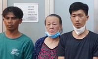 Bà Lê Thị Dư (giữa) đạo diễn vụ cướp tài sản của chủ nhà
