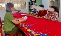 Gia đình em T.T.V đến trình báo cơ quan công anẢnh: Mộng Tuyền 