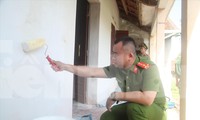 Chiến sĩ trẻ Công an tỉnh Bắc Giang sơn, sửa nhà cho một gia đình chính sách 