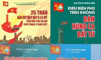 Những cuốn sách quý về “Hà Nội-Điện Biên Phủ trên không” Ảnh: KỲ SƠN 