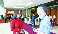Phóng viên báo Tiền Phong cùng các cơ quan báo chí trao đổi với đại biểu bên lề kỳ họp Quốc hội Ảnh: Như Ý 