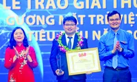 Bí thư Trung ương Đảng, Trưởng Ban Dân vận Trung ương Bùi Thị Minh Hoài và Bí thư thứ nhất Trung ương Đoàn Bùi Quang Huy trao thưởng Gương mặt trẻ Việt Nam tiêu biểu năm 2022. (Trong ảnh là Tiến sĩ Trương Thanh Tùng - Gương mặt trẻ Việt Nam tiêu biểu lĩnh vực nghiên cứu khoa học) 