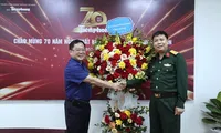 Nhà báo Lê Xuân Sơn - Tổng Biên tập báo Tiền Phong đón nhận lẵng hoa chúc mừng từ Đại tá Trần Viết Năng, Trưởng ban TNQĐ dành cho Tiền PhongẢNH: CHÂU LINH 