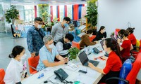 Thí sinh và phụ huynh tìm hiểu về các ngành học, phương thức xét tuyển tại một trường đại học ở TPHCM ảnh: Nguyễn Dũng 