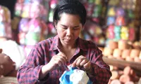 Nghệ nhân tỉ mỉ tô điểm cho heo đất ảnh: H.C 
