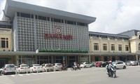 Hành khách đi tàu tại Ga Hà Nội