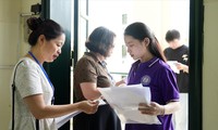 Thí sinh làm thủ tục dự thi chiều 26/6 tại Trường THPT Thăng Long, Hà Nội Ảnh: Mạnh Thắng 