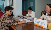 Nhiều chính sách lương hưu có lợi cho người lao động. Trong ảnh, người dân nhận lương hưuẢnh minh họa