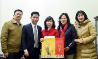 Mỗi dịp Tết đến Xuân về, Công đoàn Giáo dục Hà Nội và Sở GD&ĐT Hà Nội tổ chức thăm hỏi, tặng quà giáo viên có hoàn cảnh khó khăn Ảnh: NAM DU 
