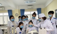 Sinh viên ngành Y thực hành tại phòng xét nghiệm 