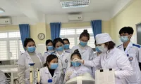 Sinh viên ngành Y thực hành tại phòng xét nghiệm 