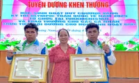 Trí Hiền, Trí Hậu hạnh phúc trong vòng tay mẹ sau khi “gặt vàng” trở về từ cuộc thi Toán học quốc tế