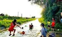 Những ngày hè nóng bức, khu vực sông suối, ao hồ là điểm đến ưa thích của trẻ em nhưng cũng tiềm ẩn nhiều nguy hiểm