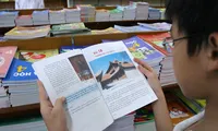 Học sinh lựa chọn sách giáo khoa cho năm học mới Ảnh: Như Ý