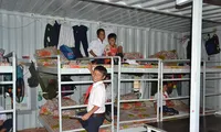 Những thùng container cải hoán đã trở thành nơi ở của hàng trăm học sinh người Cor trường bán trú Trà Lãnh suốt mấy năm qua 