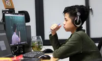 Học sinh đang học trực tuyến Ảnh: Như Ý