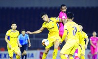 Các cầu thủ mong chờ ngày V-League trở lại Ảnh: HỮU PHẠM